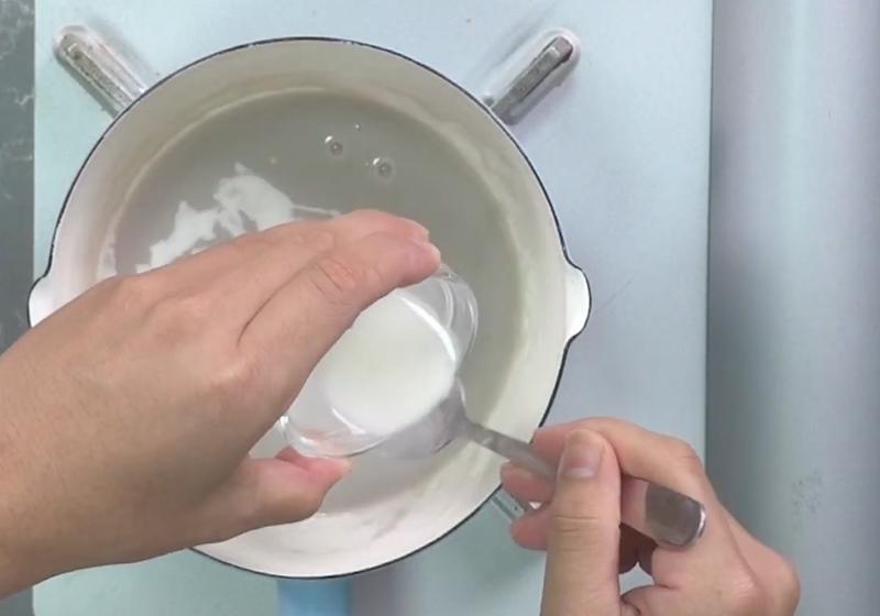 加熱剩下1/4的椰漿，把玉米粉跟水混合調勻，倒2湯匙進椰漿中勾芡後關火。