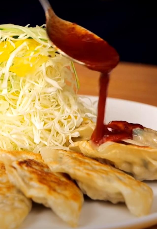 一鍋兩吃「韓式薄煎餃」！懶人一學就會的水餃包法、甜辣沾醬