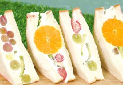 網美版「水果花三明治」！2 招撇步在家就能完成夢幻玫瑰切面