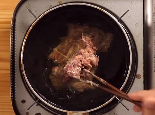 取一油鍋，以中溫油將牛肉片過油，以油泡的方式讓牛肉慢慢熟化保持嫩度。