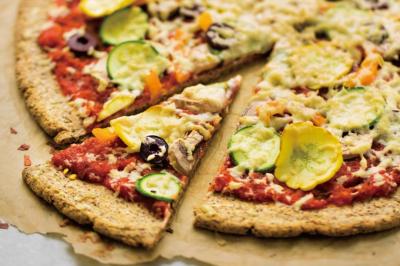 「花椰菜米披薩」自己做！零澱粉餅皮 + 滿滿蔬食一樣大滿足