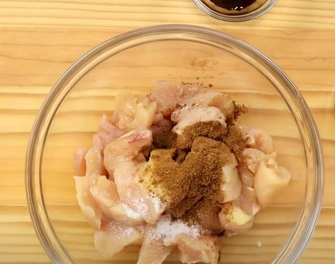 將雞胸肉切成小塊，加蠔油、麻油、五香粉、白砂糖、蒜泥抓醃雞肉塊，再加入地瓜粉抓勻備用。