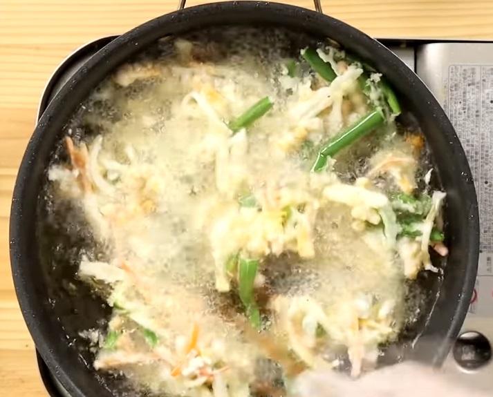 最後加入九層塔油炸，將雞肉、魚板撈出，撒上胡椒鹽。
