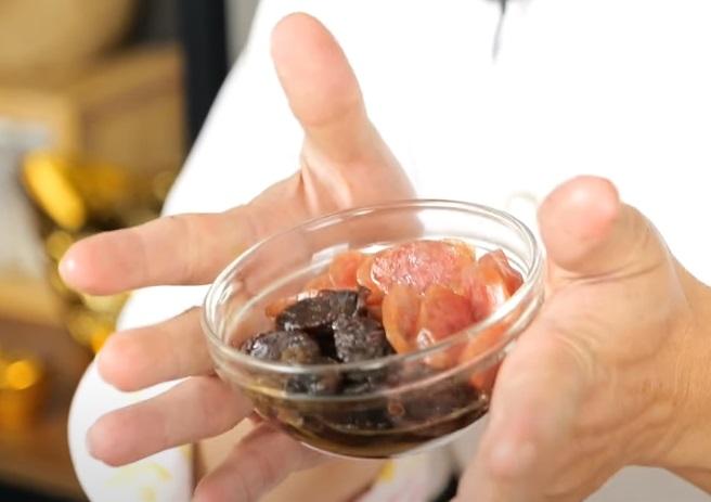 肝腸與臘腸放入電鍋中蒸約10分鐘，取出切片備用。