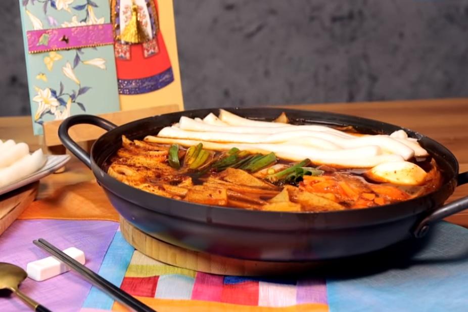 「韓式年糕湯」韓國人過年必吃這一道！長的扁的寓意大不同