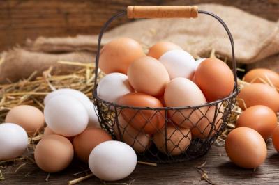 紅殼雞蛋比白殼蛋補？價格差很大！營養師曝背後原因