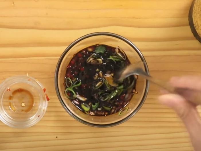 取醬油＋蒜頭碎＋辣椒＋蔥花調製醬汁，擺盤即完成。