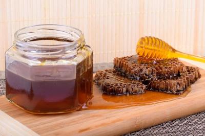 純度100%才能叫「蜂蜜」！食藥署新規：標示不實最高罰400萬