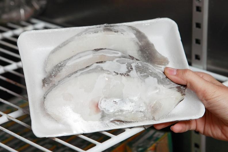 如何「快速冷凍＆解凍」留住美味？專家最不推這方法：細菌狂孳生！