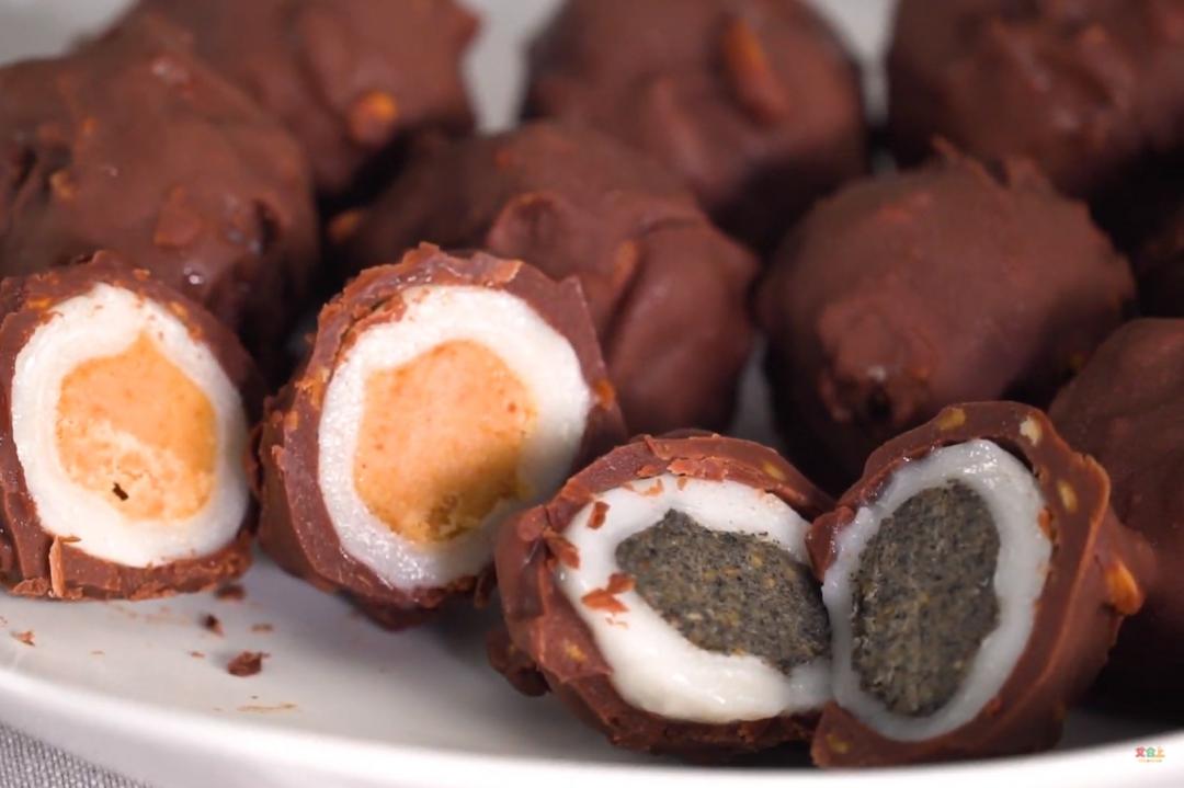 湯圓吃不完一步驟「變金莎」？巧克力脆皮創意吃法會爆漿