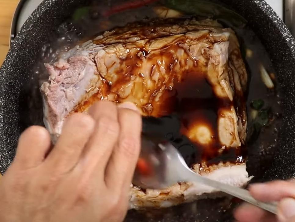 再加入醬油膏、辣椒醬、紹興酒、豬五花、醬油和老抽,接著加入滷包、五香粉、白胡椒和2400c.c水(要蓋過五花肉),水滾後轉小火再燉煮約1個半小時,到五花肉軟嫩。