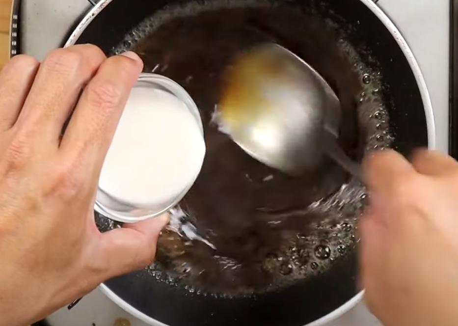 東坡肉盛盤,取些許醬汁用玉米粉勾薄芡,淋在東坡肉上即完成。