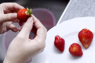 草莓蒂頭先拔再洗or洗完再拔？清洗3步驟「這一動作」最重要