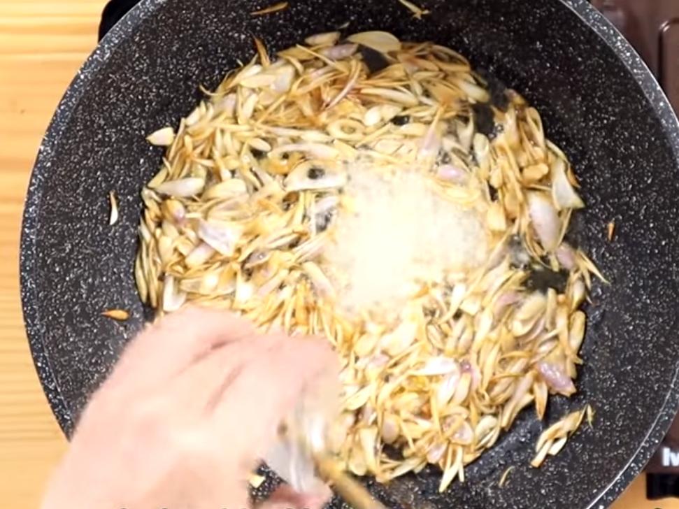 紅蔥頭切成片狀，起油鍋，再將紅蔥頭放入小火炸成金黃色（約15分鐘），加入蒜末，起鍋後濾油，攤開放涼。