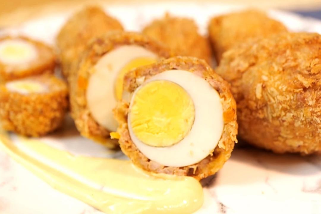 是肉丸還是炸蛋？金黃酥脆「蘇格蘭蛋」這樣做會爆漿