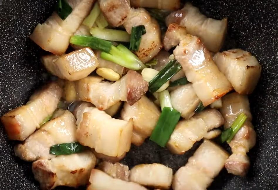 熱鍋，下少許油煸香五花肉，加入蒜頭、蔥段一起拌炒，待炒出香氣後，加入糖炒至融化，連同五花肉炒上色後加入醬油、米酒、300c.c.水煮沸後轉小火，加入五香粉、香菇、市售熟栗子、鹹蛋黃小火燜煮15分鐘後，熄火靜置15分鐘，浸泡入味。