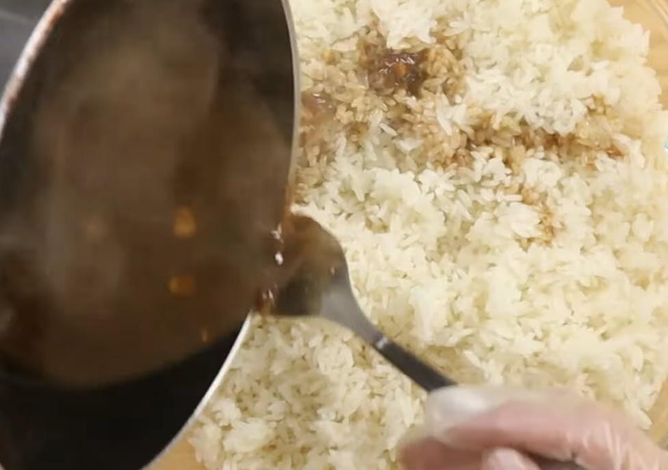 取蒸熟的糯米飯，分次加入內餡滷汁（約6米杯）、胡椒粉、油蔥酥拌勻。完成備料就可以依照「折‧轉‧握‧裝‧蓋‧包」的口訣開始包粽子囉！