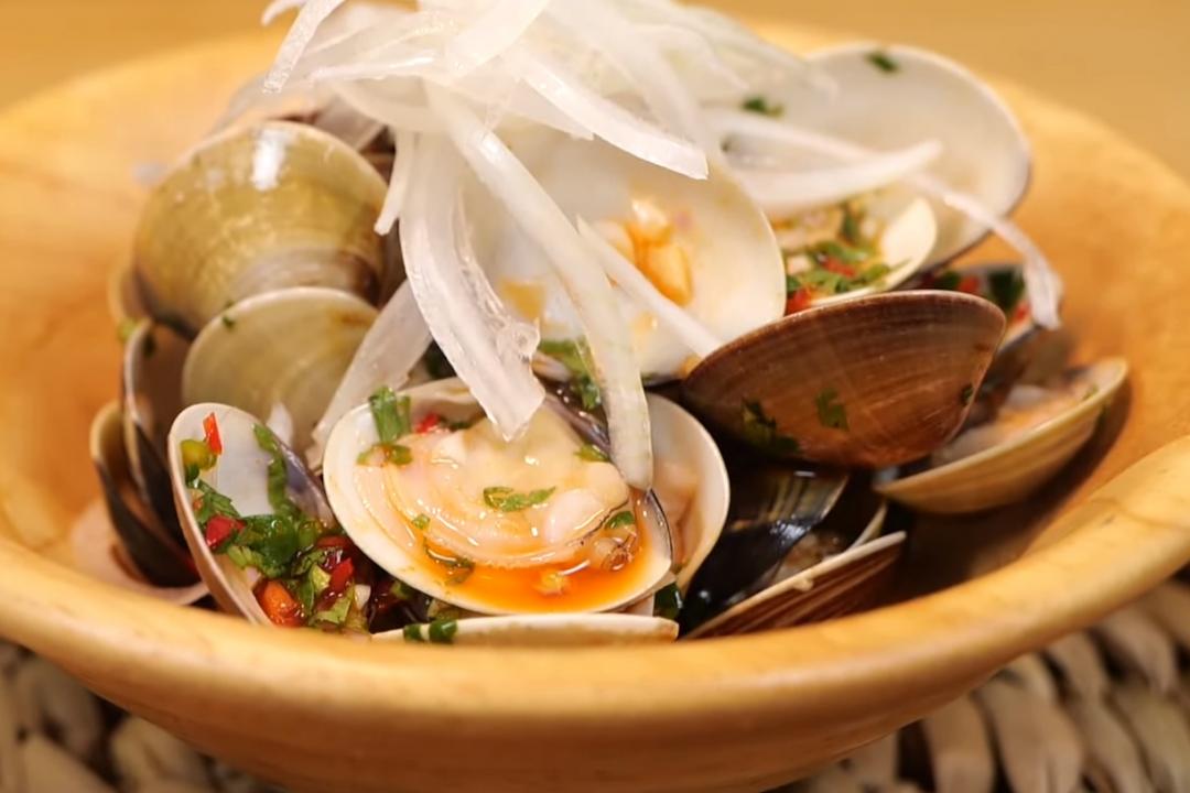 蛤蜊吐沙「這招」最好用！再學一道泰式涼拌吃法