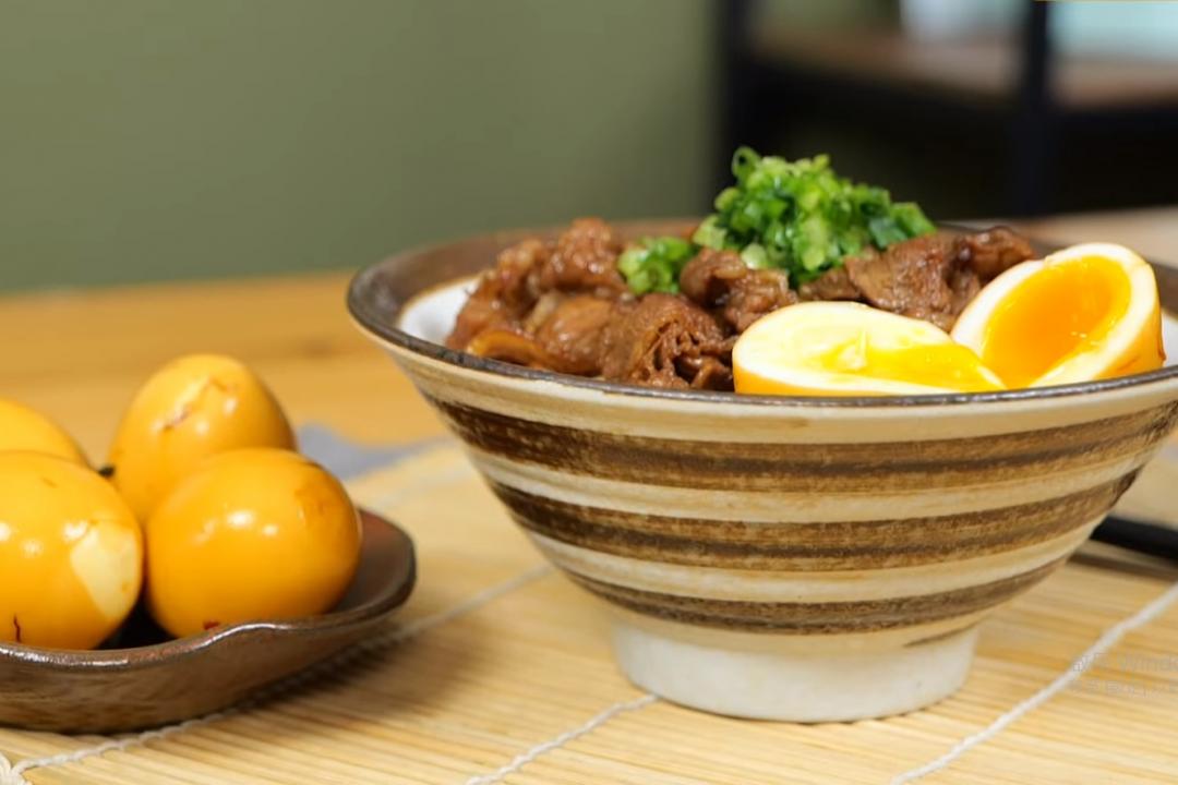 最簡單的韓式小菜「麻藥雞蛋」！甜辣醬汁再變一道牛肉丼飯
