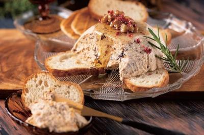 大人的下酒菜甜點！免烤箱「藍紋乳酪起司蛋糕」佐蜂蜜核桃