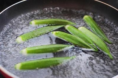 「秋葵水煮」營養都流失！日網激推最佳料理法：１分鐘就OK