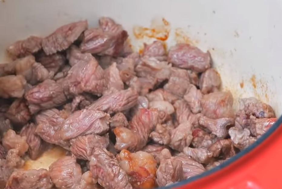 燕麥加水泡至軟化備用。牛肉切骰子狀，乾鍋煎至七分熟狀態先取出部分，留下狗狗的肉量煎至全熟取出備用。