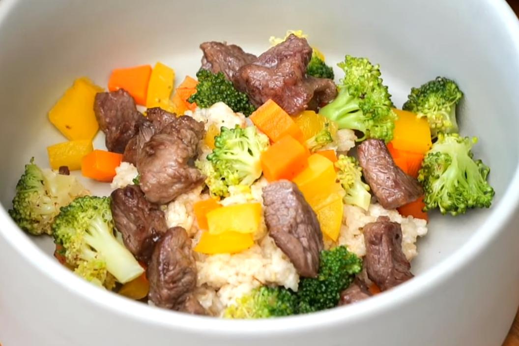 和毛小孩一起吃「燕麥時蔬牛肉飯」！一鍋到底速成露營料理