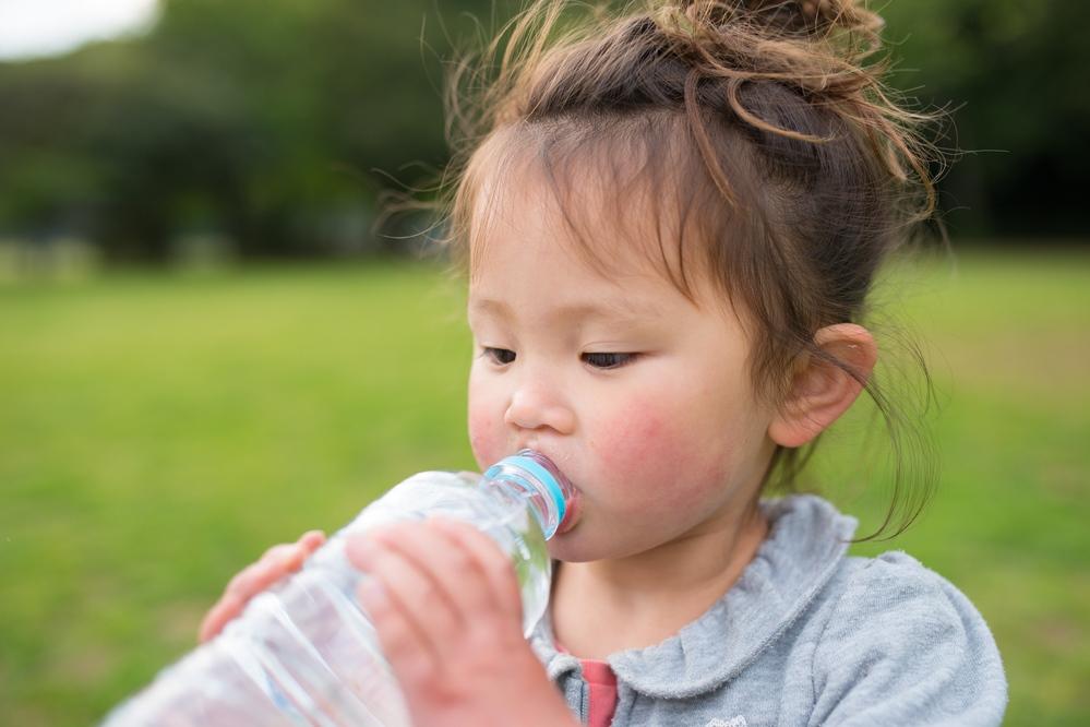 中暑熱傷害７症狀要知道！預防舒緩、飲食原則：喝水不能用灌的