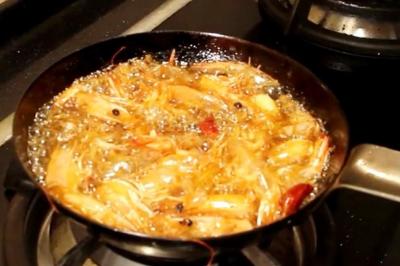 蝦頭蝦殼別丟！在家煉出濃郁鮮美「蝦油」料理添香超萬用