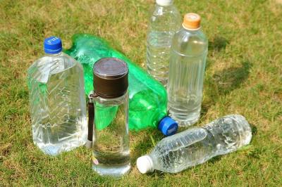 寶特瓶一開封細菌狂生？喝完能「當水壺」重複用？飲料大廠解答了