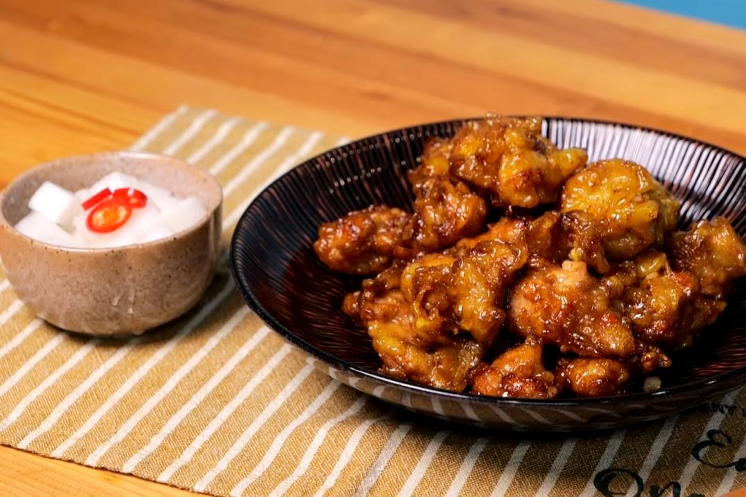 韓式炸雞最夯口味「奶油蜂蜜蒜香」教你做！自製醃蘿蔔超解膩