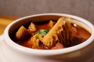 「馬德里燉牛肚」一鍋到底軟嫩入味！暖呼呼燉菜醬汁佐麵包最道地