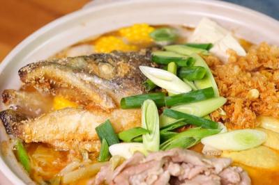 圍爐鍋物首選「砂鍋魚頭」！酥炸鮭魚、湯底濃郁飄香有秘訣