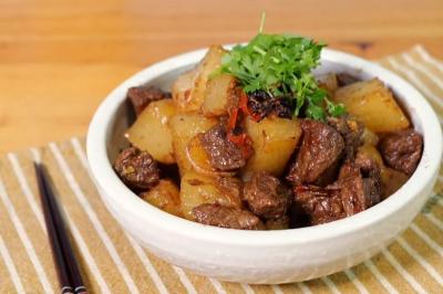 「蘿蔔牛腩煲」軟嫩味濃！不加一滴水重現港式原味