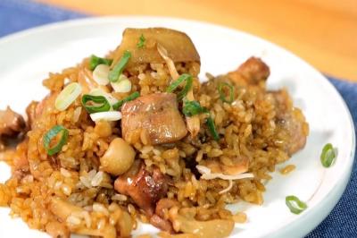 「麻油雞飯」噴香暖胃、粒粒分明！不加一滴水更入味