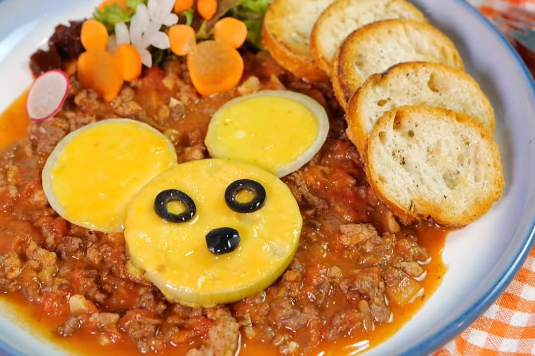 濃郁番茄肉醬佐洋蔥圈圈蛋！簡單做出迪士尼氛圍感早午餐