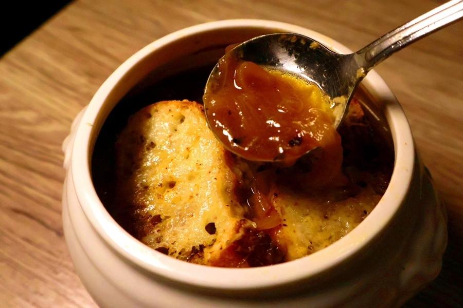 法式焗烤洋蔥濃湯在家做！小秘技煮出香甜味