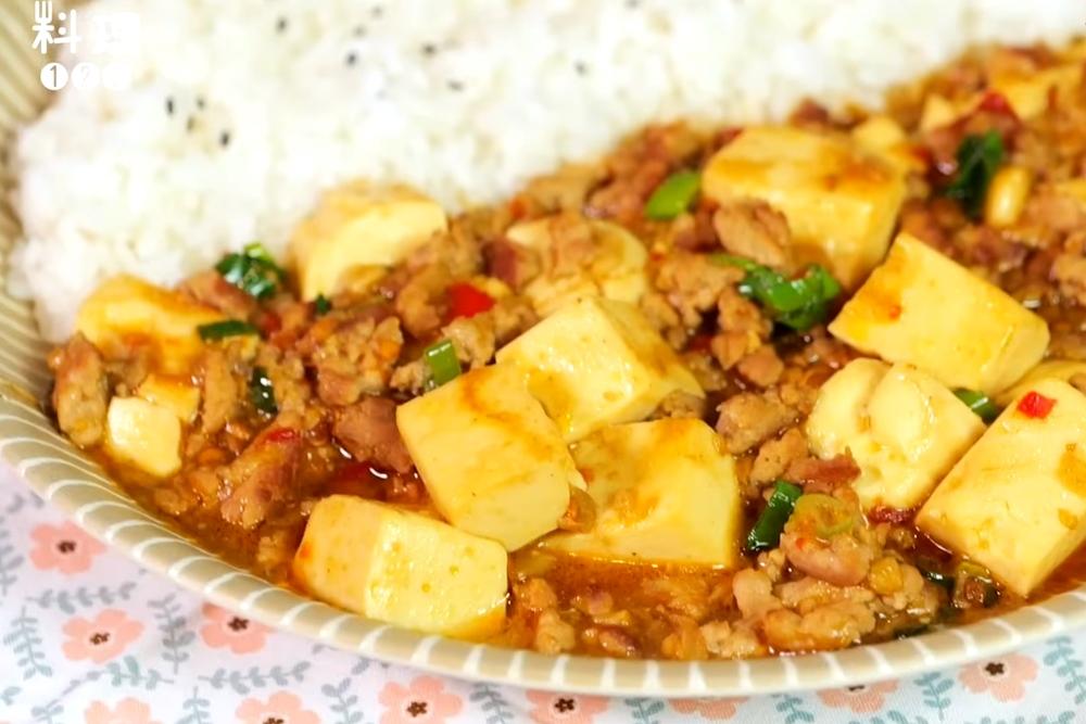 「麻婆豆腐燴飯」香辣夠味！一動作讓豆腐完整漂亮不破碎