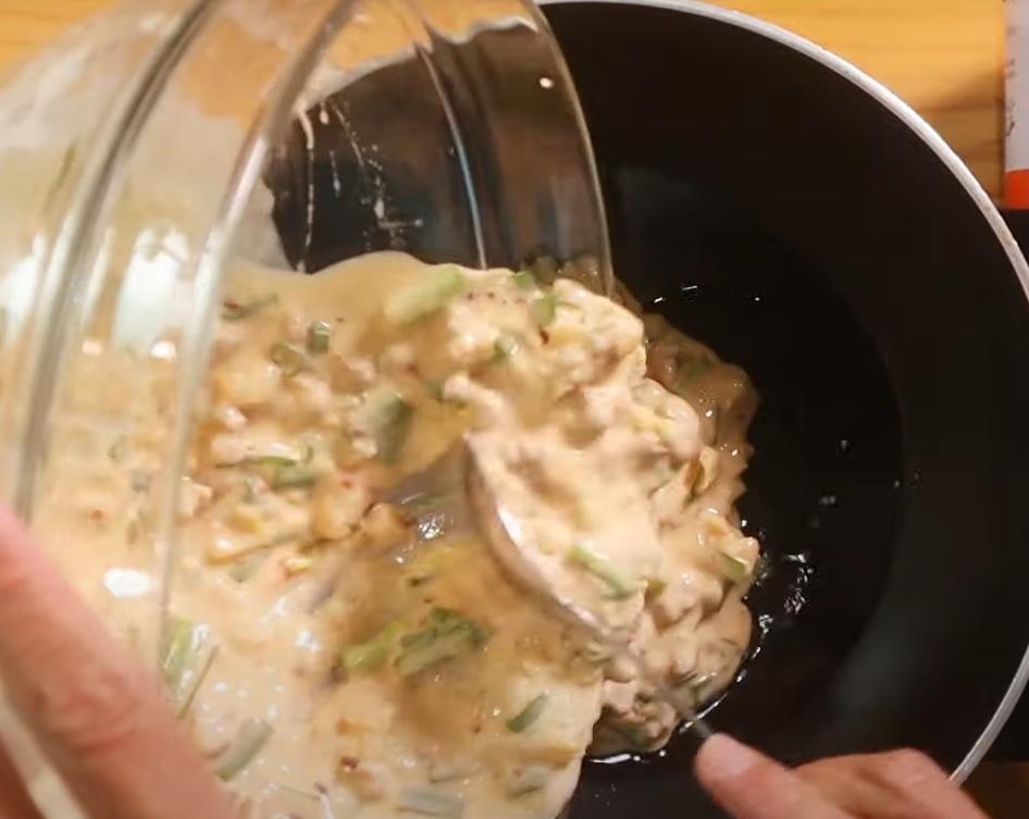 以略多的油量熱鍋，倒入麵糊鋪平並油煎上色，可加蓋幫助上方熟成。