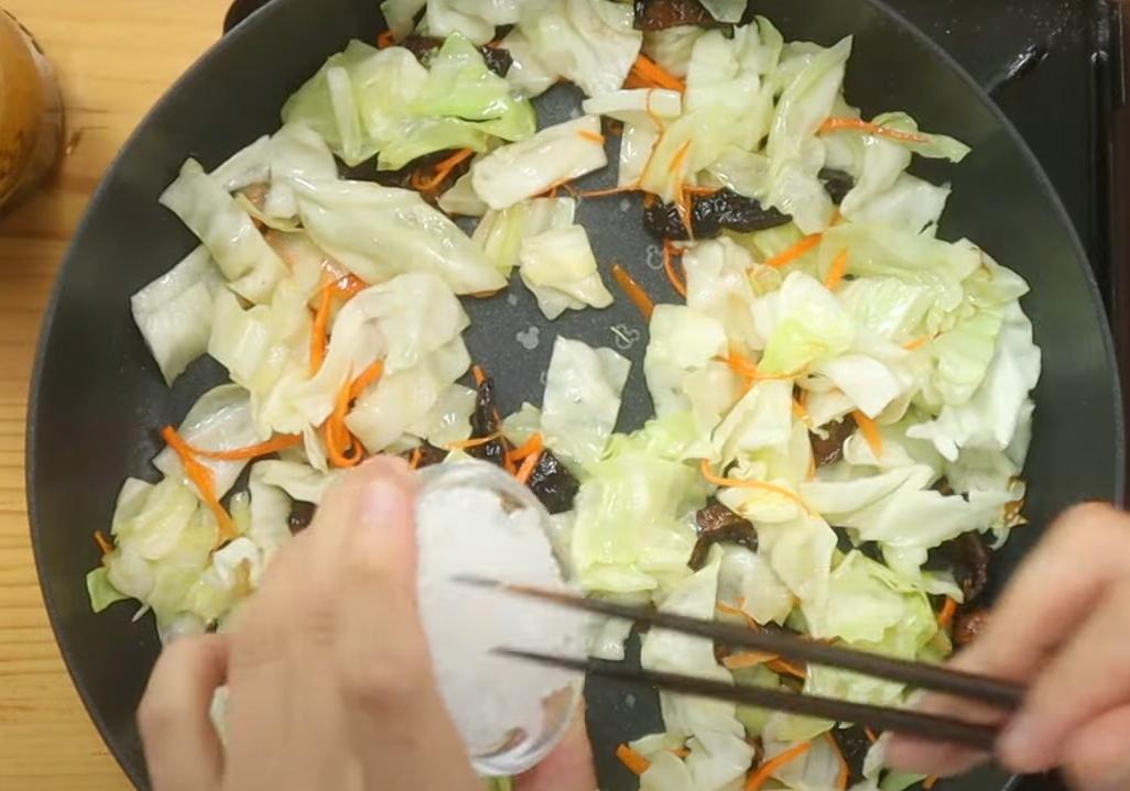 熱鍋下油炒香香菇，續加紅蘿蔔、高麗菜炒軟，加入冰糖、白胡椒粉、醬油、烏醋和300c.c.水煮開。