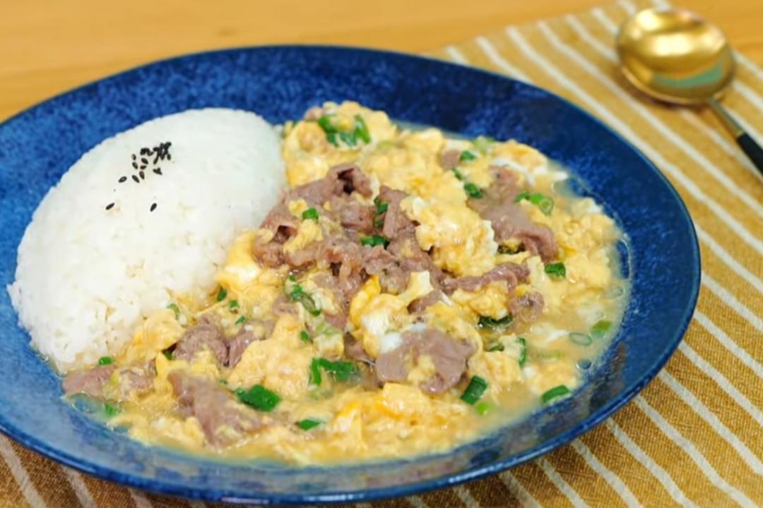 「滑蛋牛肉飯」小秘方讓蛋跟牛肉都超嫩！勾芡、醃肉跟著做