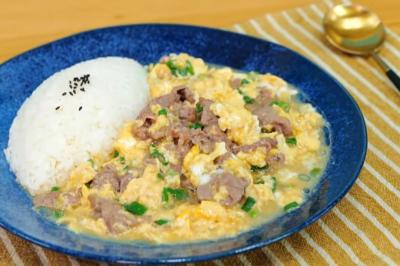 「滑蛋牛肉飯」小秘方讓蛋跟牛肉都超嫩！勾芡、醃肉跟著做