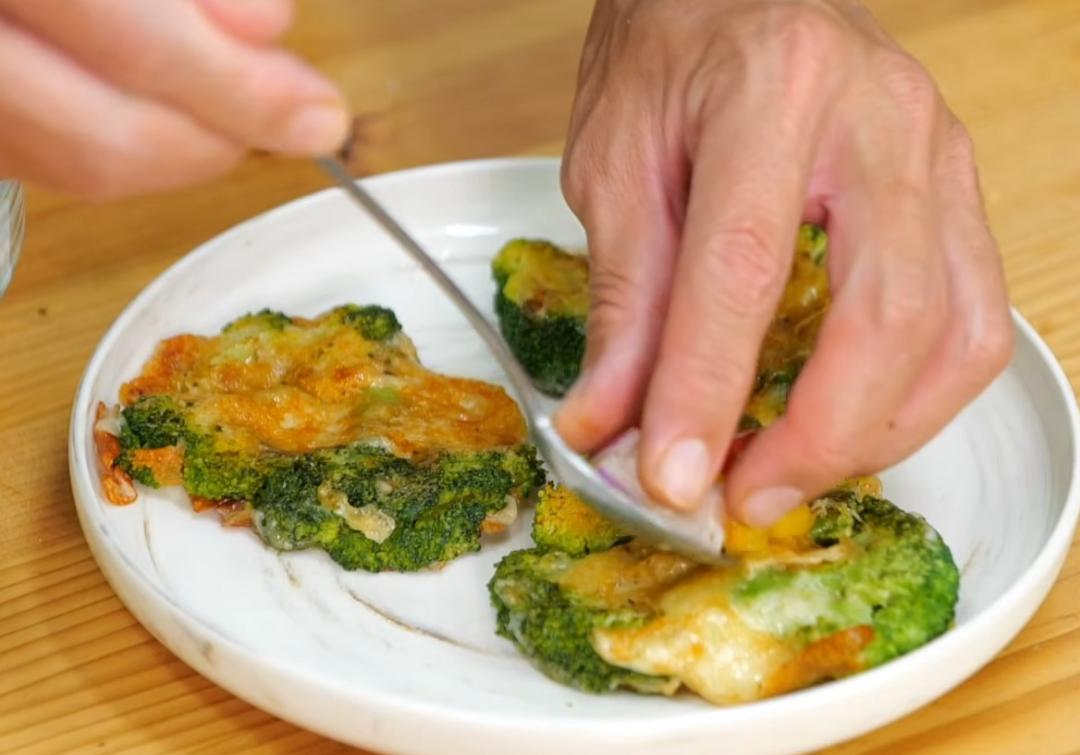 青花菜餅鋪底，上面放上拌好的蔬菜料即完成。