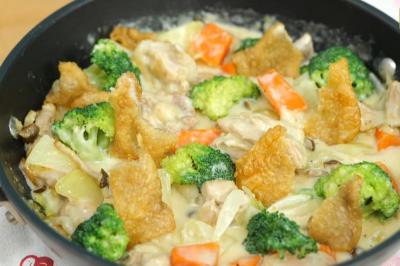 一鍋到底「日式奶油燉菜」簡單做！濃郁白醬配多汁雞肉大滿足