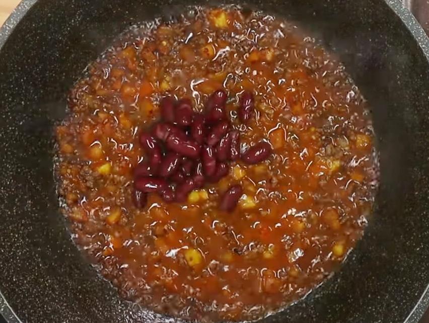 加入番茄丁、剝皮辣椒丁跟剝皮辣椒的少許湯汁續炒,小火煮至番茄丁稍微糊化,放入適量水、紅腰豆拌勻,以少許鹽巴和黑胡椒碎調味,放入無鹽奶油跟蒜碎,撒少許麵粉炒至濃稠即完成肉醬。