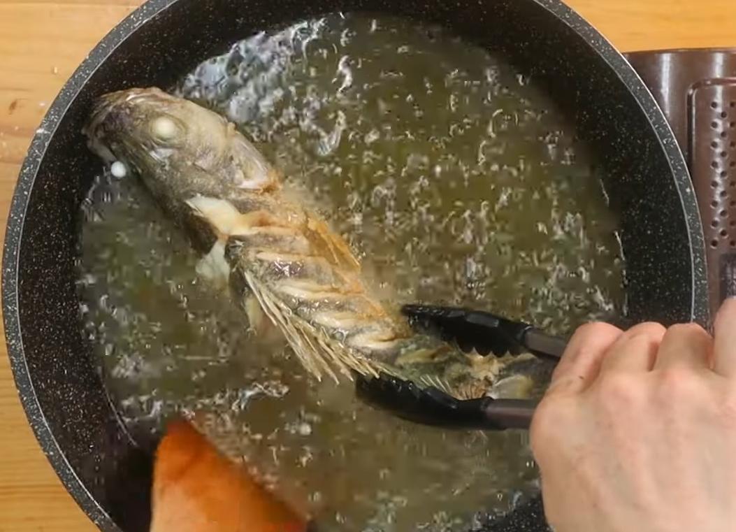 以略多的油量熱鍋，鱸魚拍掉多餘的麵粉，放入攝氏170-180度油鍋中炸至上色呈現酥脆狀，起鍋備用。