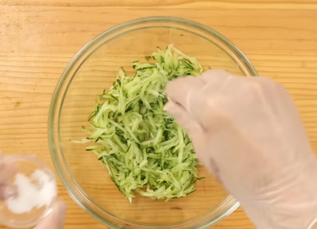 小黃瓜刨成絲，加入一小匙鹽輕輕抓醃後靜置5分鐘，將多餘水分擠出。
