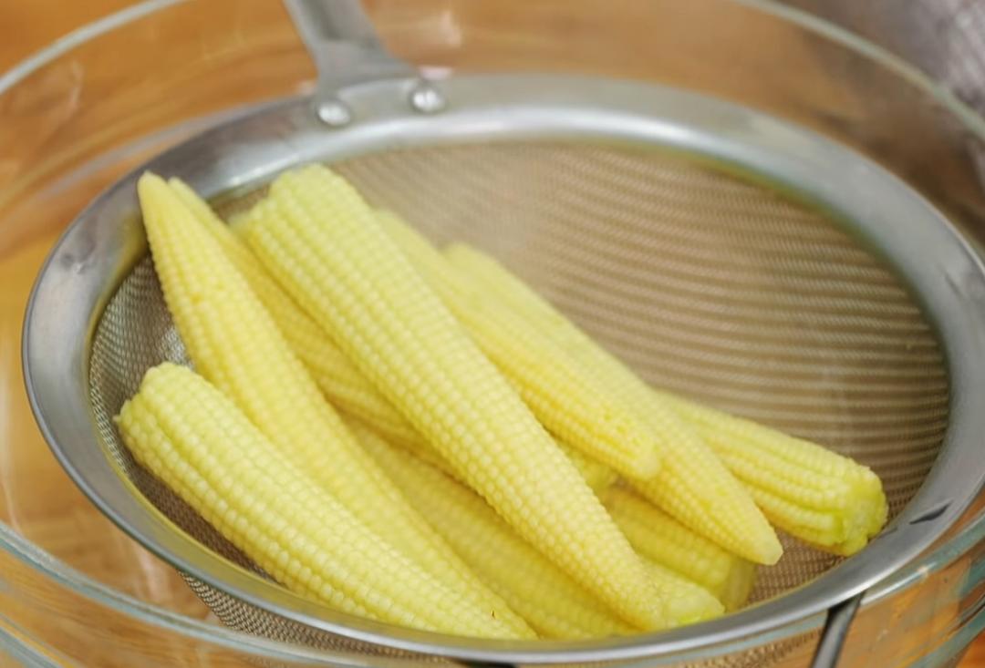 取滾水鍋放入一小匙鹽巴，將玉米筍放入鍋中燙熟後撈起瀝乾。
