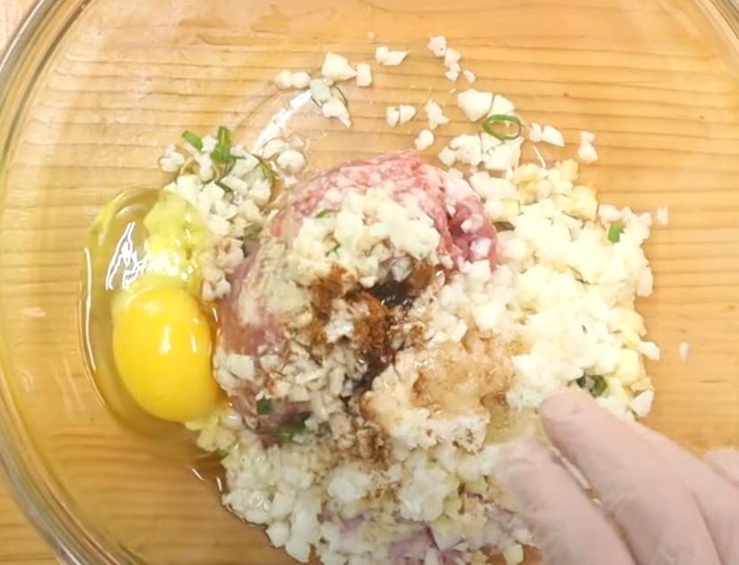 豬絞肉、紅蔥頭碎、蒜碎、荸薺碎與白胡椒、青蔥、五香粉、醬油、糖、香油、嫩薑、雞蛋混和拌勻，完成肉餡。