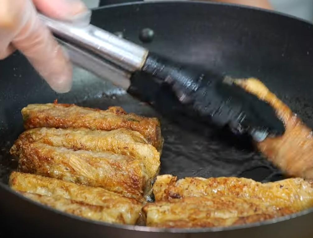 平底鍋內放入較多的油，先以低油溫將肉捲炸熟，再將兩面煎至上色後起鍋，搭配泰式甜雞醬一起上桌即可。